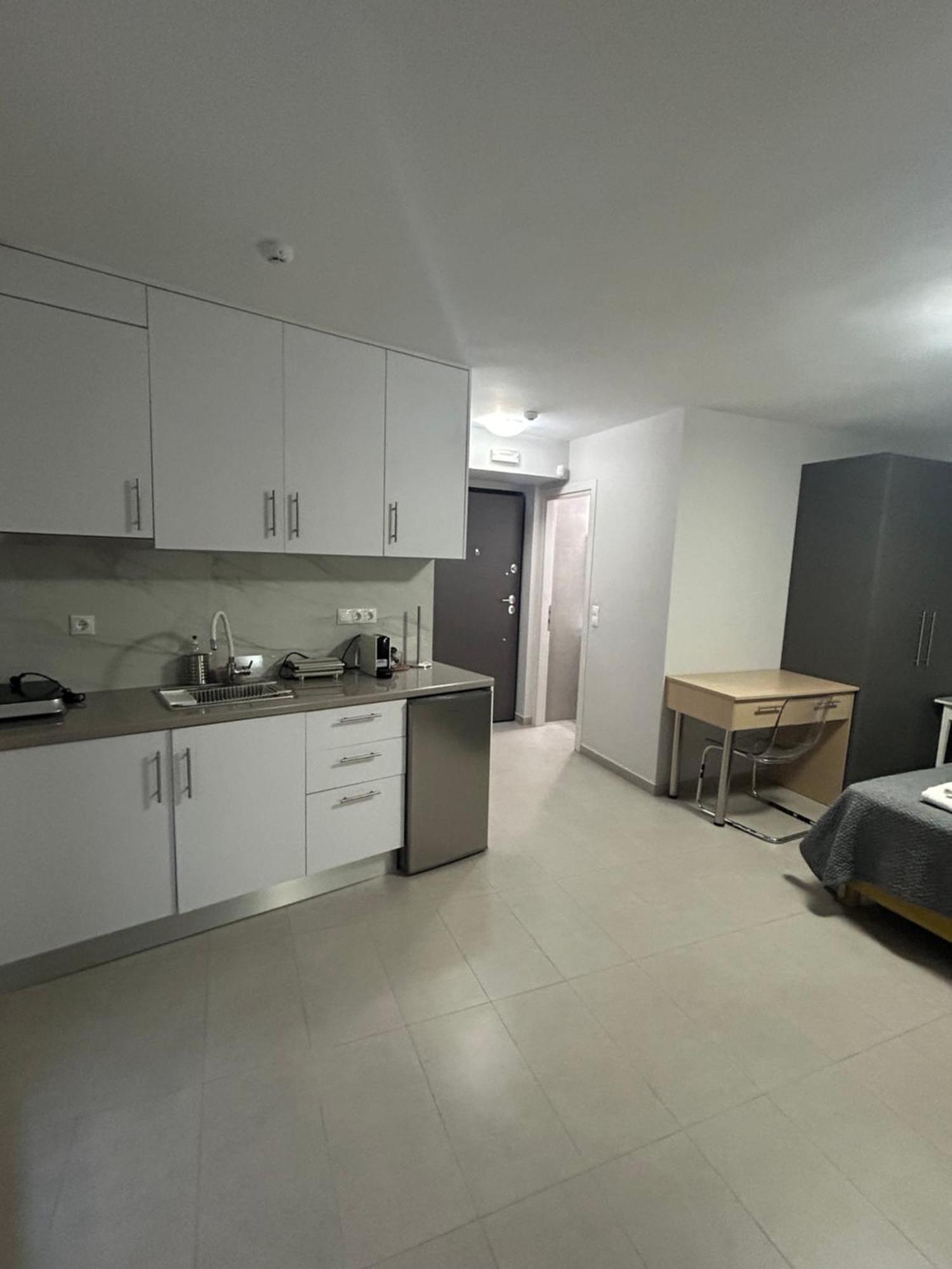 Feels Like Apartment *